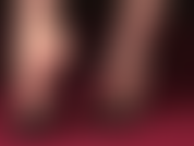 Fetichista de pies, amante se burla con sus maravillosos arcos altos y desnudos en mules de cuero negro.