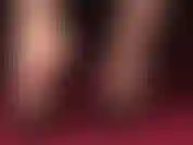 Fetichista de pies, amante se burla con sus maravillosos arcos altos y desnudos en mules de cuero negro.