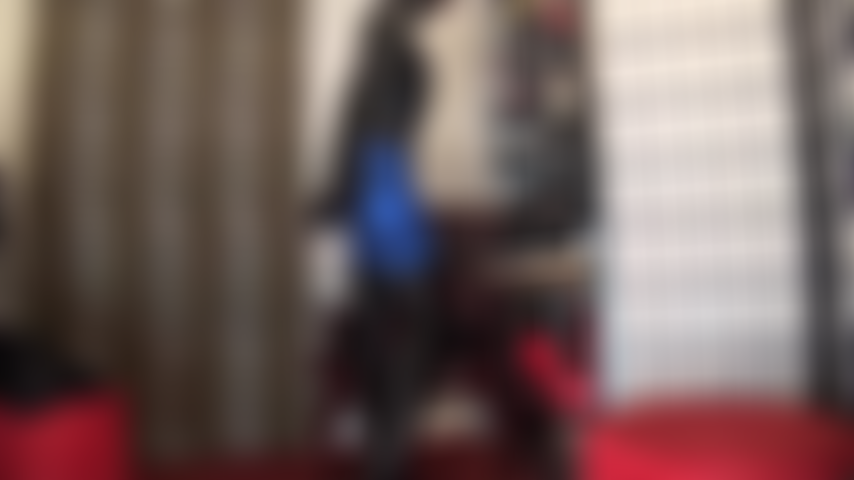 Intensa adoración fetichista: la amante vivian está vestida con spandex extra ajustado y vinilo brillante con botas largas con cordones, corsé, guantes de pvc y capucha de lycra.