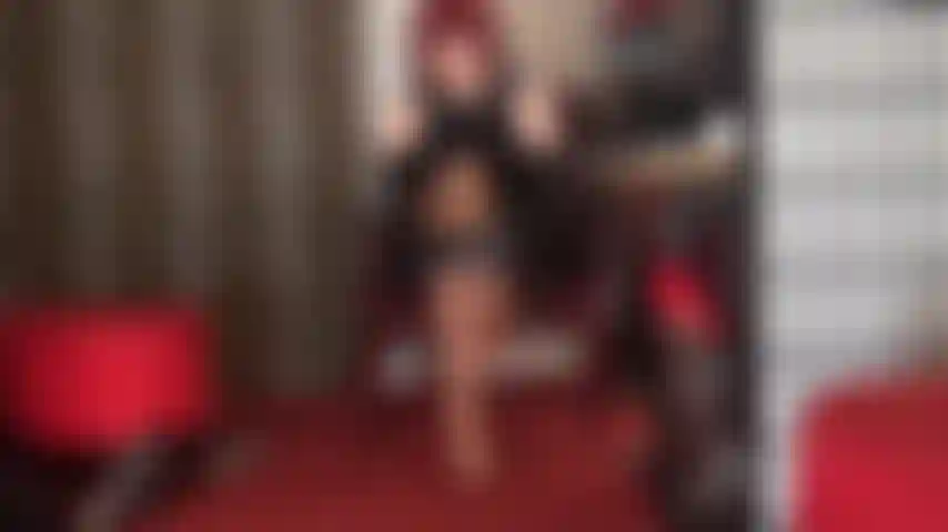 Una trampa para penes con hermosas medias grises de encaje wolford sobre pantimedias brillantes. Piernas de nailon, medias de seda, piernas cruzadas y tu palpitante pene de esclava atrapado entre ellas...