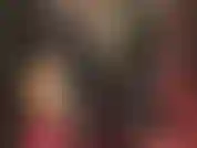 Mono ajustado de lycra spandex, botas de cuero, guantes y abrigo largo de cuero.