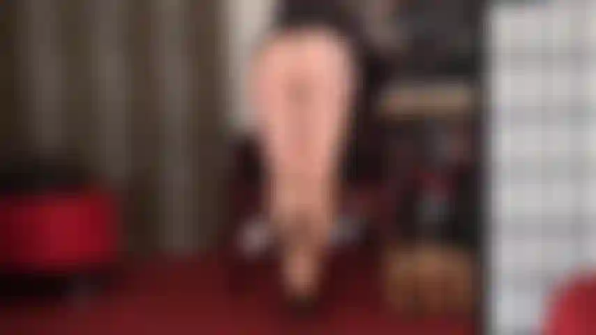 Piernas súper sexys con costuras color piel: un par de medias de nailon maravillosas en un tono piel casi imperceptible con la costura negra más sexy que sube por las largas piernas de la amante.