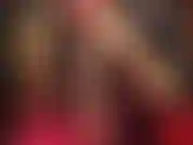 Ama muestra sus increíbles piernas largas con medias doradas brillantes y tacones con estampado animal en un vestido rojo muy corto y sexy.