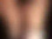 Pantalones cortos sexys de satén negro, medias brillantes y botas de satén.