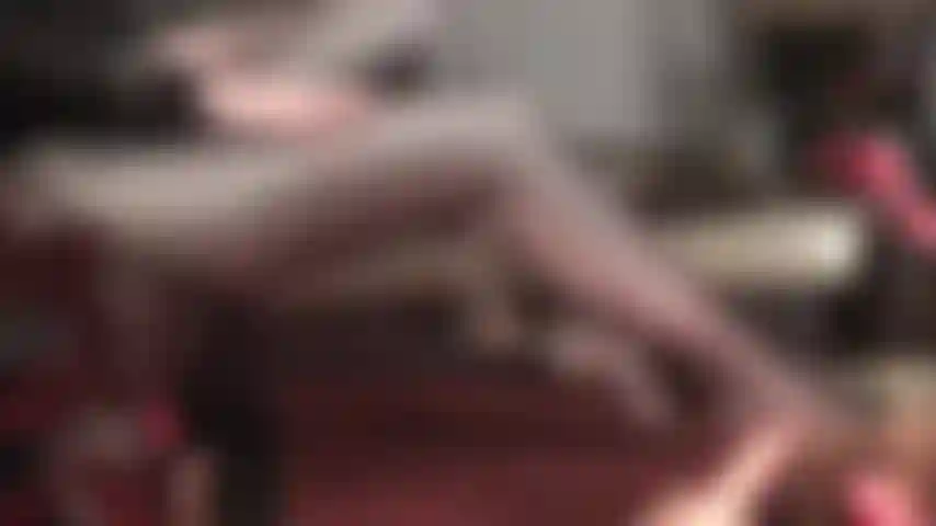 Trabajo de pies, aplastamiento de pelotas, adoración de piernas: medias de lycra leohex brillantes provocan tu polla y tus pelotas. ( Dato curioso: estas son pantimedias negras transparentes sobre spandex blanco brillante. ¡Qué look tan sexy!).