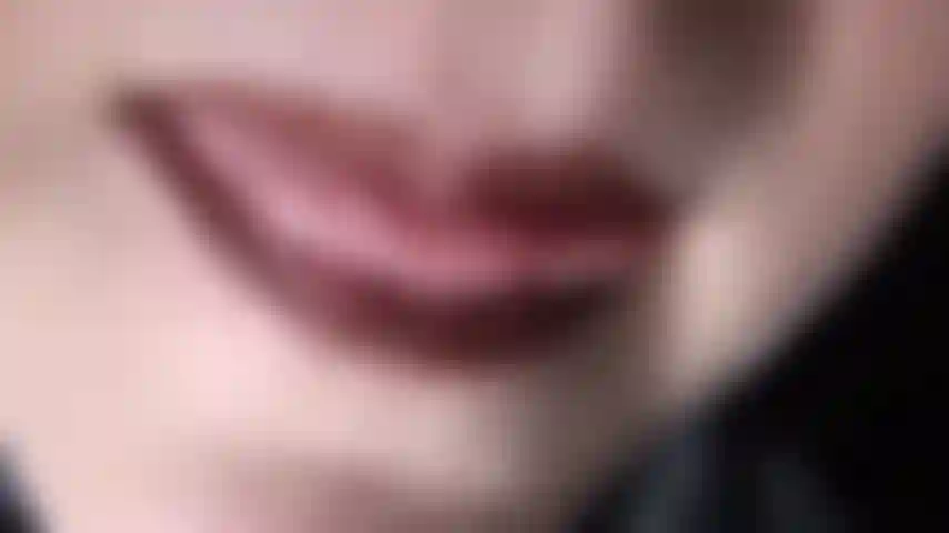 Cabello negro, guantes de cuero y juego de saliva: deseas saborear estos labios y sentir mi lengua, deseas beber la saliva tibia de mi boca y sentir mis guantes de cuero provocándote.