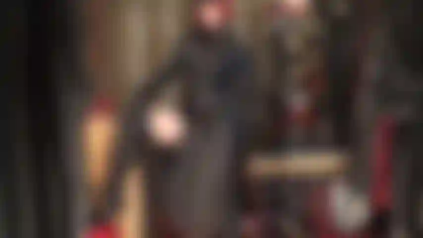 La diosa del cuero sabe lo que hace latir tu corazón: una amante completamente vestida con cuero negro, sombrero, botas altas, abrigo largo y guantes maravillosos que puedes sentir y saborear.