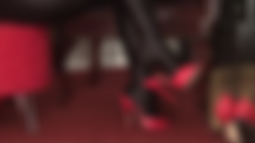 Controlada por mules de cuero con tacones altos: como sumisa de pies de amante y limpiadora de zapatos, tu lugar está a sus pies perfectos.