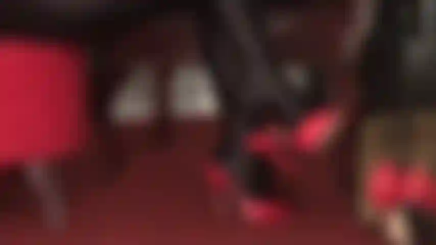 Controlada por mules de cuero con tacones altos: como sumisa de pies de amante y limpiadora de zapatos, tu lugar está a sus pies perfectos.