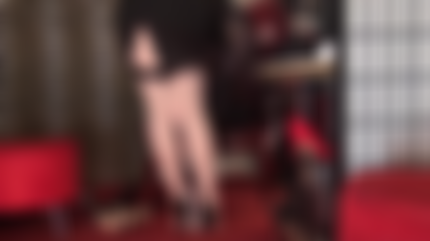 Tu polla de esclava está enamorada de unas medias vintage color piel con costuras. Late y gotea al ver a mi ama jugueteando con sus piernas bellamente esculpidas y sus pies sensuales en medias y ligueros.