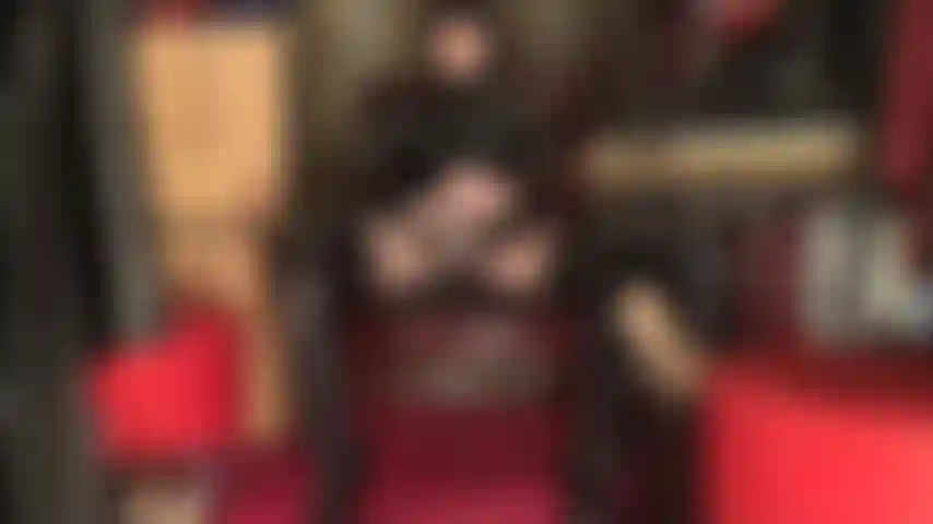 Lubrica tu pene y mastúrbate con tu diosa fetichista vestida de pvc negro brillante. ¿Podrás aguantar esta sesión de masturbación guiada?