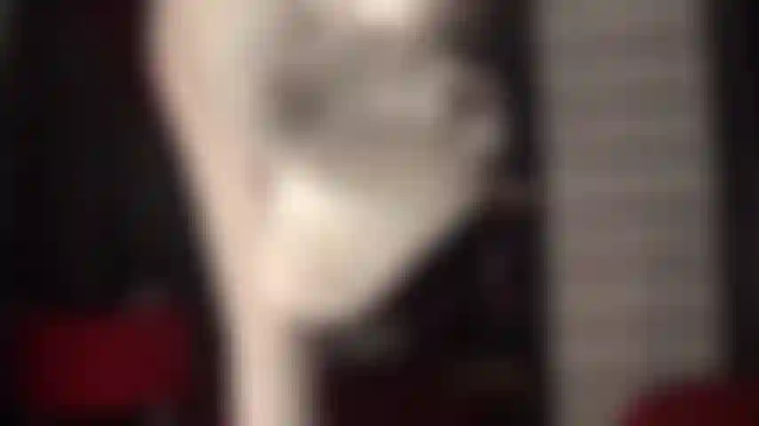 Dominación con strap-on bbc cubierta de nailon en pantimedias blancas brillantes: la amante usa sus medias blancas brillantes, correas en una polla negra larga y la cubre con una media blanca para tomar tu culo de puta.