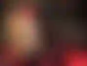 Para algunas guarras un buen pegging solo está completo con unas medias extra brillantes para sentir el roce contra la parte posterior de tus muslos con cada embestida.