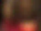 Medias de látex transparentes calientes, estimulación de pies y adoración de culo en falda de goma ajustada.