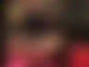 Ama en cuclillas con traje de vinilo brillante, pantimedias y tacones altos, mostrándote exactamente cómo debes acariciar la polla de tu esclavo, usar saliva o lubricante, empujar tus caderas, trabajar esa polla para mí.