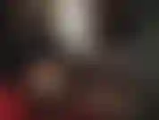 Quieres sentir los resbaladizos guantes de látex de mi ama en todas partes... En tu cuello, bajando por tu garganta, en tu polla y dentro de tu culo.