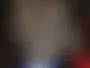 Ama se burla con sus curvas en un traje caliente, un par de pantalones cortos de satén azul vibrante y botas altas negras brillantes antes de burlarse de la polla.