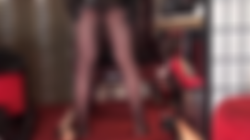 Piernas en pantimedias desde atrás. Este tipo de vista te excita más... Piernas desde atrás con una vista bajo la falda debajo de una minifalda de cuero, y pies en tu cara.