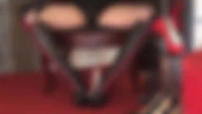 Entre estos muslos de pantimedias y botas fetichistas con cordones, tu esclava apenas puede soportar la provocación y la tortura que recibe de las botas de cuero y el látigo de la amante mientras te arrodillas en adoración entre sus muslos sedosos revestidos de nailon.