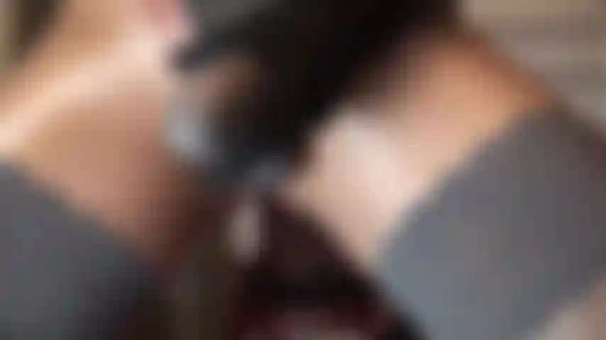 Pegging y dominación con strap-on en pantimedias súper brillantes y medias superiores de encaje gris, con peeptoes brillantes para follar.