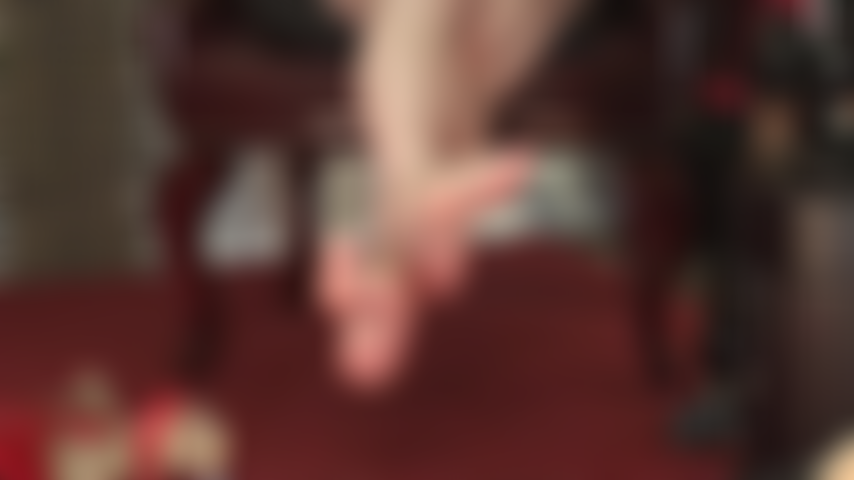 Mis suaves suelas desnudas te debilitan, los dedos se mueven, los arcos altos se burlan, es imposible resistirse a mis pies perfectos.