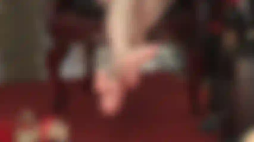 Mis suaves suelas desnudas te debilitan, los dedos se mueven, los arcos altos se burlan, es imposible resistirse a mis pies perfectos.