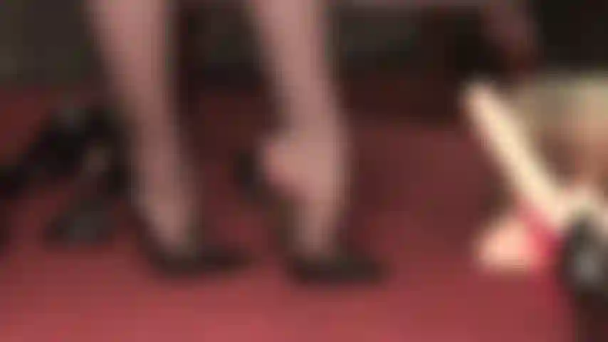 Los tacones de aguja gobiernan tu mundo: medias de nailon sexys, tacones altísimos y una amante que se eleva sobre ti, jugando con tu pequeño pene...