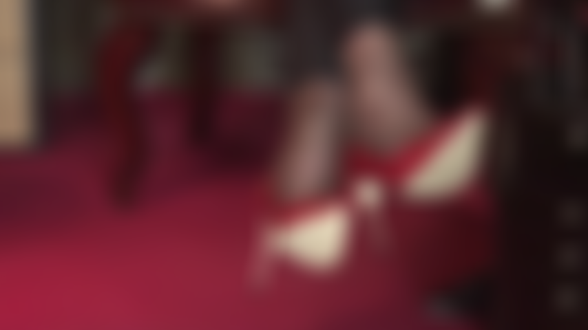 Mis pies, con medias marrones brillantes, se mecen en tacones de cuero rojo. Tan sexy!