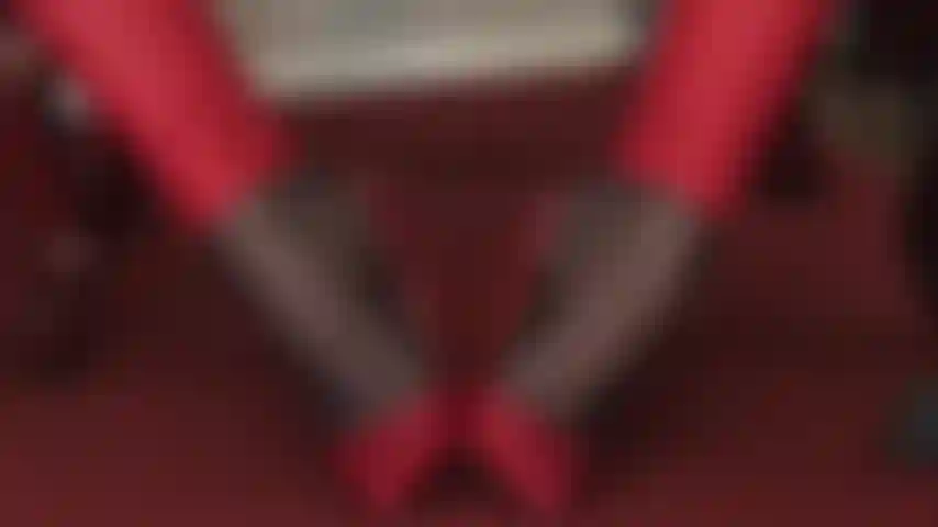 Admiro los increíbles arcos de la señora vivian en tacones de cuero rojo y medias de nailon negras.