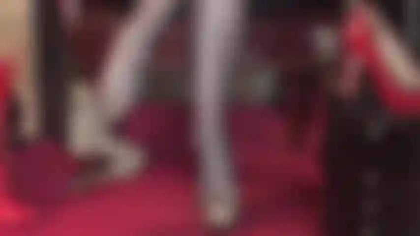 Mira a la reina colgante con medias negras súper transparentes y zapatos de plataforma con estampado de leopardo.