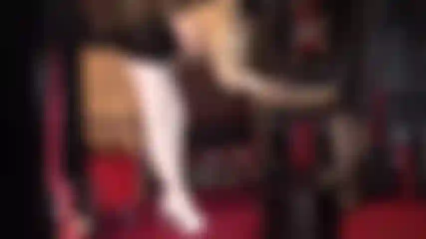 Látex, satén, medias brillantes y guantes de goma para pajas.