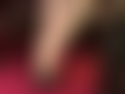 Pies descalzos en zapatos negros brillantes, dedos sexys, arcos altos, uñas pintadas de rojo (algo raro de ver) y plantas suaves y húmedas.