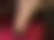 Pies descalzos en zapatos negros brillantes, dedos sexys, arcos altos, uñas pintadas de rojo (algo raro de ver) y plantas suaves y húmedas.