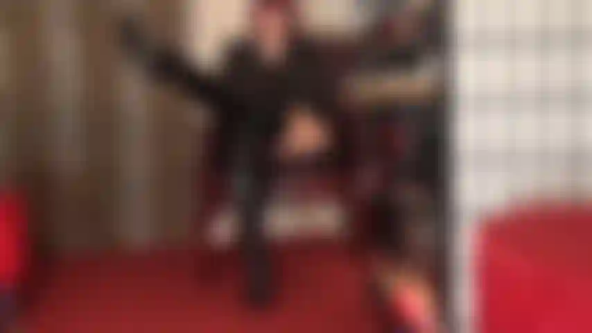 Botas fetichistas brillantes hasta la rodilla: la amante vivian está vestida de cuero con increíbles botas de tacón de aguja brillantes hasta el muslo, tienes mucha suerte de adorar.