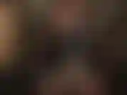 Acerca tu boca aquí y adora mi gran polla.