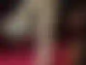 Tacones altos blancos y medias blancas brillantes, colgando, juego de zapatos.