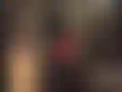 Más capas de látex: mono, guantes, capucha, falda y chaqueta negra ajustada. El atuendo fetichista perfecto para adorar.