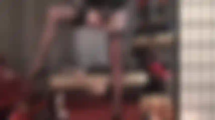 Pussy gobierna tu mundo: una vista increíblemente seductora de medias de nailon negras vintage sobre un liguero de 12 tiras y la divina entrepierna de nailon de la amante en tu cara.