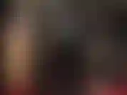 Adoro el culo de la amante vivian en un traje de látex negro ajustado mientras sus guantes de látex húmedos y resbaladizos provocan cada gota de semen de tu palpitante polla.