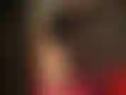 La ama se burla con sus fragantes tacones altos y sus piernas en pantimedias brillantes, usando una máscara de nailon transparente negra.