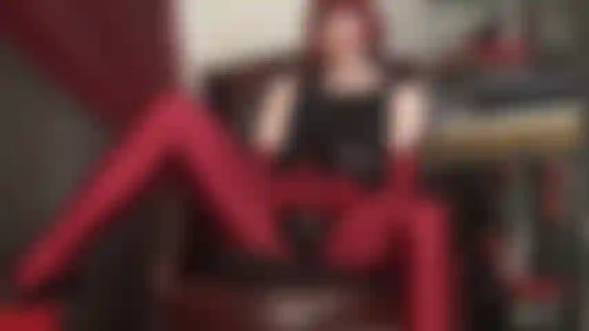 Ama es tu alimentadora de semen; necesita tu boca de puta sobre su gran polla. Ábrete bien y chúpala bien!