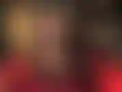 Minifalda de cuero negra caliente y medias con stilettos.