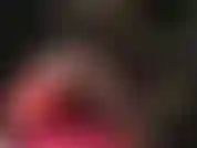 Ama muestra sus largas piernas sexys en medias negras transparentes y tacones altísimos.