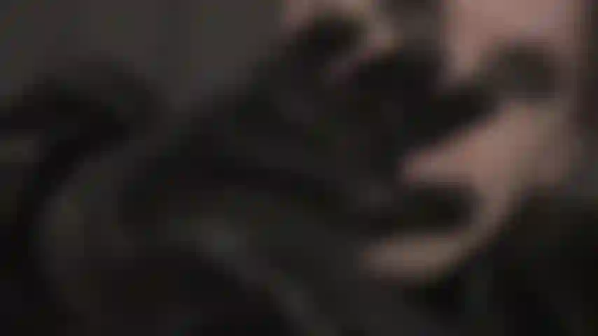 Seductores guantes de cuero negro tienen poder sobre ti.