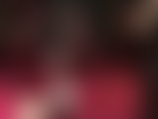 Vista de cerca del juego con zapatos y el fetiche de los pies en pantimedias negras transparentes, leggings de lycra y tacones de acero negros.