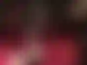 Vista de cerca del juego con zapatos y el fetiche de los pies en pantimedias negras transparentes, leggings de lycra y tacones de acero negros.