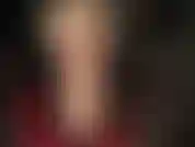 Te encantan ambas cosas: una polla enorme deslizándose por tu garganta y mi culo en tu cara. Aquí lo tienes todo. Te acaricio la cara con mi polla.