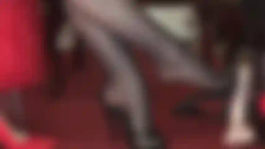 Mules de cuero con tacones altos provocan la polla - tu mayor deseo es vivir bajo los tacones de la señora vivian, ser pisoteado y sentir su látigo.