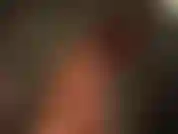 Abrigos y chaquetas de cuero, fetiche por los cuellos levantados. Ama muestra algunos de sus abrigos de cuero y les sube los cuellos.