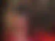 Ordeñada por tu diosa de látex en medias de encaje blanco caliente sobre medias de goma rojas y tacones blancos.